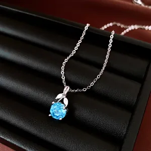 Gedetailleerde weergave van een elegante lichtblauwe zirkoon bloemenhanger aan een ketting