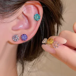 Vue détaillée de boucles d'oreilles clous en zircone étincelante portées avec des tiges en argent