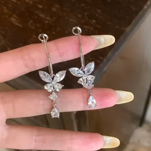 Glinsterende zirkoon vlinder oorbellen met elegante kwastjes
