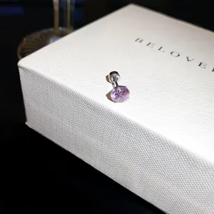 Élégante boucle d'oreille individuelle en zircon rose avec boîte cadeau blanche texturée