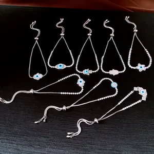 Vue détaillée des bracelets ajustables Hamsa et Mauvais Œil en argent avec zircons