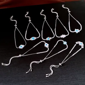 Gros plan de bracelets réglables avec œil protecteur et main de Fatma en zircon