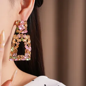 Close-up van vintage hofstijl vierkante oorbellen met kleurrijke kristallen strass