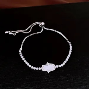 Gros plan détaillé du bracelet main de Fatma serti de zircons et nacre véritable luxe
