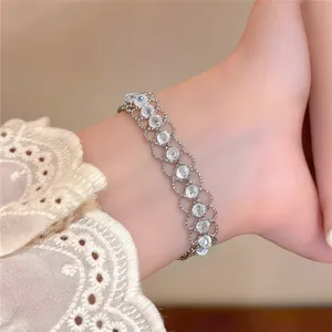 Dettaglio di un bracciale vintage francese in maglia d'argento con perline di vetro