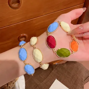 Élégants bracelets à maillons ovales en résine colorée avec cadres dorés pour femmes