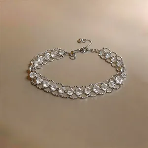 Primo piano dettagliato del bracciale a rete con perline in vetro stile francese