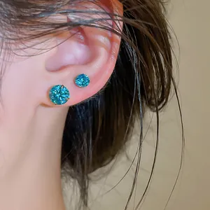 Vue macro détaillée de boucles d'oreilles en argent avec zircons bleus étincelants