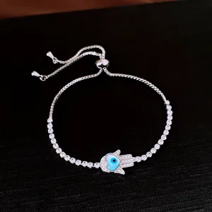 Vue détaillée de la main de Hamsa avec œil maléfique en cœur sur bracelet zircon argenté