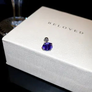Gros plan d'une boucle d'oreille en zircone violette étincelante avec fermoir à vis