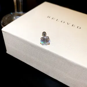 Gros plan d'une puce d'oreille en zircon brillant avec un fermoir à vis très sécurisé