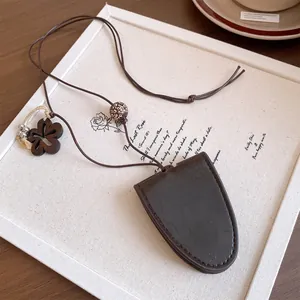 Pendentif de cou vintage en cuir marron foncé avec breloque fleur et pochette à clés