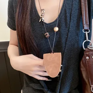 Pendentif tour de cou en cuir chic porte-clés présenté sur un modèle de mode