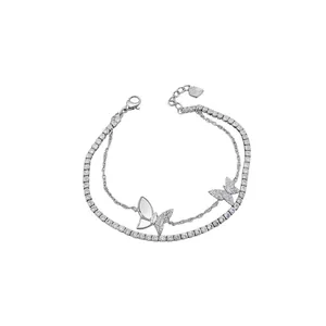 Elegante dubbellaagse armband in Franse stijl met vlinderbedels en zirkonia.