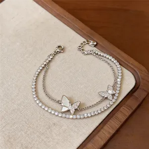 Detailweergave van een dubbellaagse vlinderarmband met schitterende zirkonia-stenen