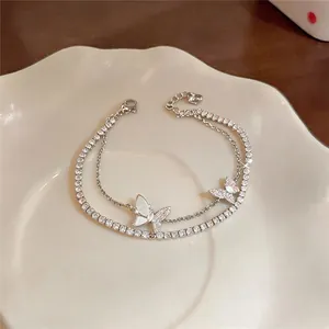 Detailopname van dubbellaagse vlinderarmband van zirkoon met glinsterende kristallen