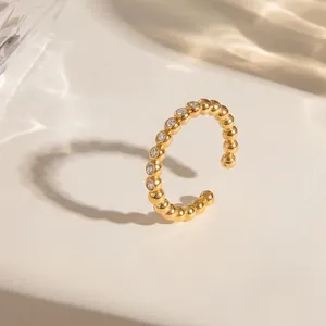 Detailopname van een minimalistische 18K vergulde roestvrijstalen ring met zirkonia-accenten