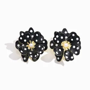Boucles d'oreilles fleurs noires avec pois blancs et détail de perle centrale élégante