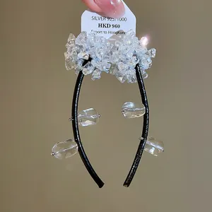 Détail macro de boucles d'oreilles en cristal avec cadre noir et perles en pierre