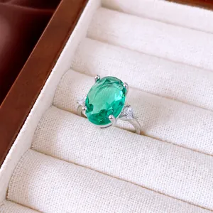 Nahaufnahme eines luxuriösen grünen Zirkonia-Rings in einer Schmuckschatulle