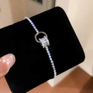 Gros plan d'un bracelet ajustable avec cercles entrelacés en zircons brillants argentés