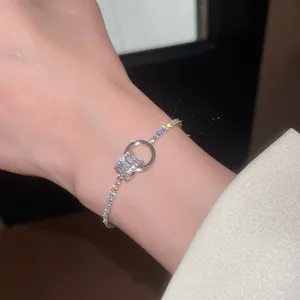 Bracelet ajustable minimaliste argenté avec anneaux de zircone sur le poignet femme