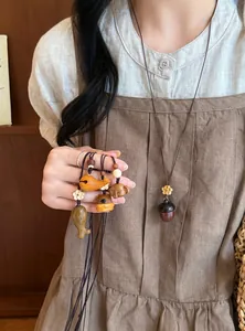 Colliers avec pendentifs animaux en bois faits main, motifs éléphant et gland.