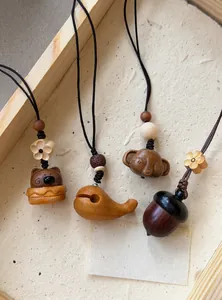 Colliers pendentifs animaux en bois sculpté à la main avec motifs éléphant, baleine et ours.