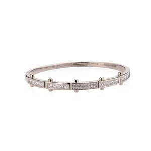 Luxe 18K Vergulde Zirconia Manchet Armband Koper Zware Industriële Klinknagel Piramide Armband Voor Vrouwen Dagelijkse Sieraden