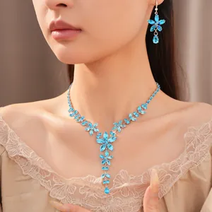 Elegantes blaues Zirkonia-Blumen-Halsketten- und Ohrringset, an einem Model gezeigt