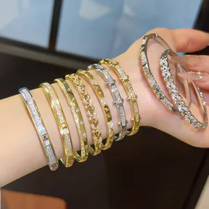 Gedetailleerd overzicht van 18K vergulde armbanden met sprankelende zirkonia's