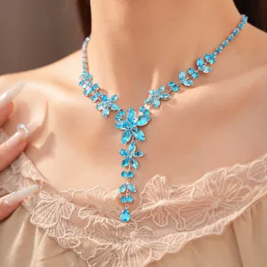Detailansicht einer eleganten blauen Zirkonia-Blumenkette mit aufwendigem Kristalldesign