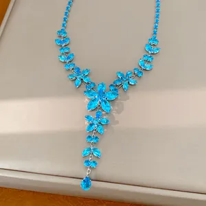 Nahaufnahme einer floralen Halskette mit blauen Zirkonia-Steinen und Tropfenanhänger