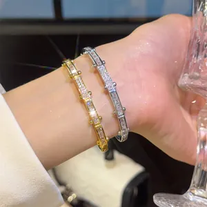 Gedetailleerd overzicht van 18K vergulde zirkoon gesp armbanden voor een luxe uitstraling.