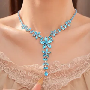 Detaillierte Nahaufnahme einer eleganten Halskette mit blauen Zirkonia-Blüten auf einem Modell