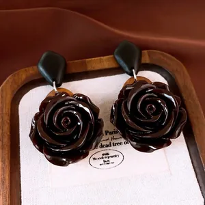 Pendientes vintage de rosa de resina marrón oscuro con tuercas negras mate elegantes