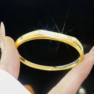 Close-up van 18K vergulde armband met sprankelende micropavé gezette zirkonia's.