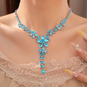 Nahaufnahme einer hellblauen Zirkonia-Blumenhalskette mit Tropfenanhänger auf dem Modell