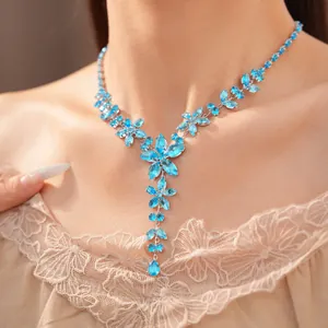 Nahaufnahme einer eleganten blauen Zirkon-Blumen-Halskette im Palaststil am Modell