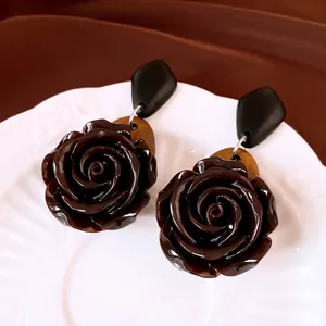 Pendientes vintage de rosa en resina marrón oscuro con detalle de madera en plato