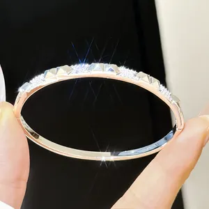 Detailopname van luxe 18K vergulde armband met sprankelende zirkonia en geometrie