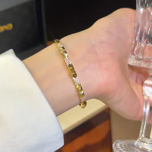 Gedetailleerde weergave van een luxe 18K vergulde zirkonia armband om een slanke pols