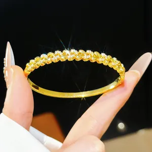 Detail van een 18K vergulde armband met zirkonia en schitterende steentjes