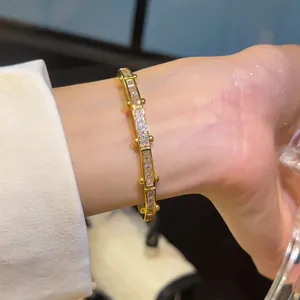 Gedetailleerd aanzicht van een 18K vergulde armband met schitterende zirkonia's