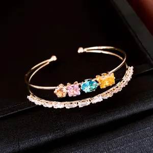Vista dettagliata del bracciale rigido a doppio strato placcato oro 18k e zirconi.