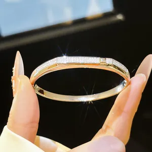 Detailopname van luxe 18K vergulde armband met micro-gepavette zirkonia-steentjes