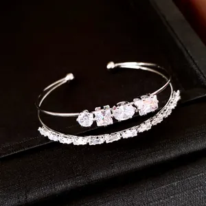 Vista dettagliata di un elegante bracciale a doppio strato placcato oro 18k con zirconi.