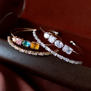 Macro di bracciali aperti placcati in oro 18k con pietre di zircone colorate e trasparenti
