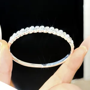 Gedetailleerde weergave van een 18K vergulde armband bezet met schitterende zirkonia's