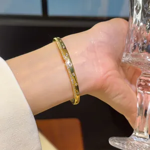 Detailopname van een luxe 18K vergulde armband met fonkelende zirkonia stenen erop